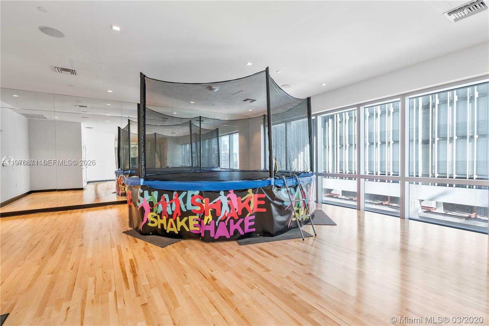 PARAMOUNT MIAMI WORLDCENT - Residential Lease