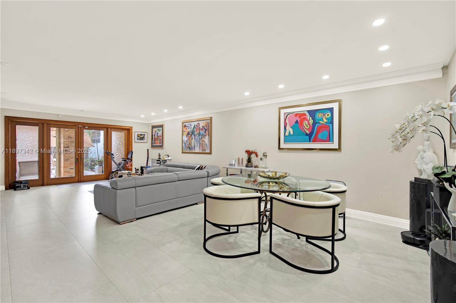 KINGS COURT WEST - Residential