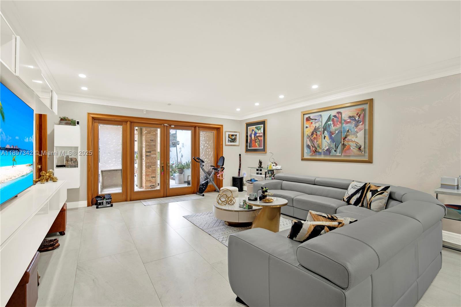 KINGS COURT WEST - Residential