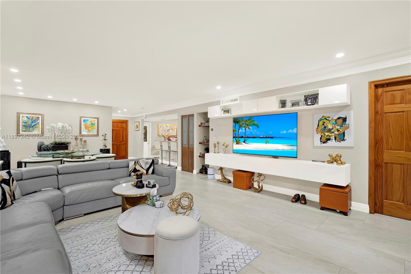 KINGS COURT WEST - Residential