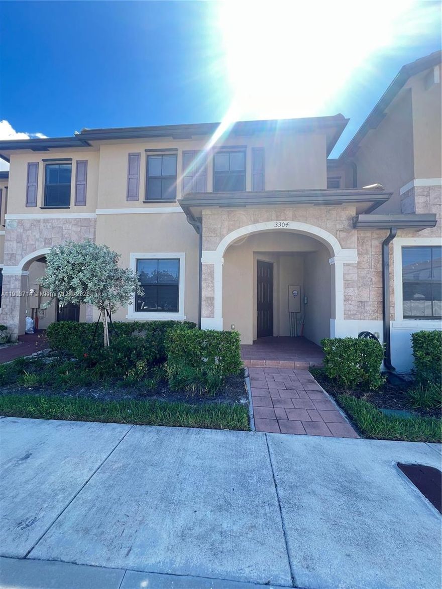 Beautiful Townhouse in desirable new construction community called Aquabella. 
Very well kept with all needed appliances and top brand washer and dryer. Very spacious with separate 
living room and dining room and kitchen with lots of cupboard space. Located well and well-kept community. Two car spaces in front of unit and lots of guest parking.