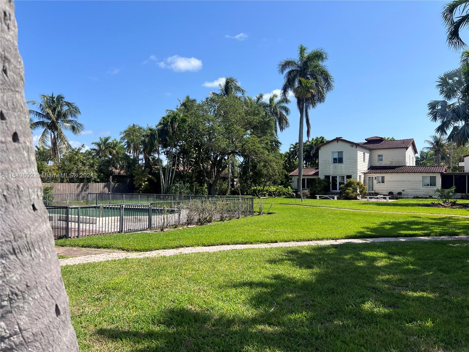 HOLLYWOOD LAKES SECTION - Residential