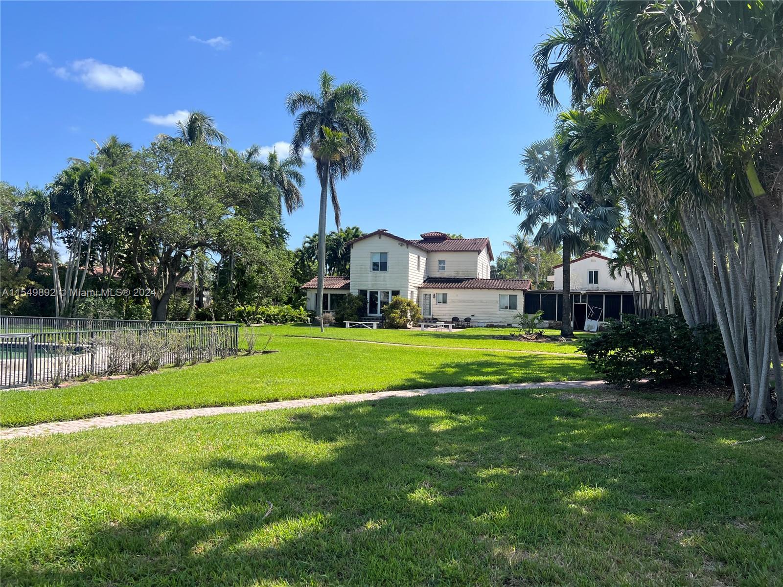 HOLLYWOOD LAKES SECTION - Residential