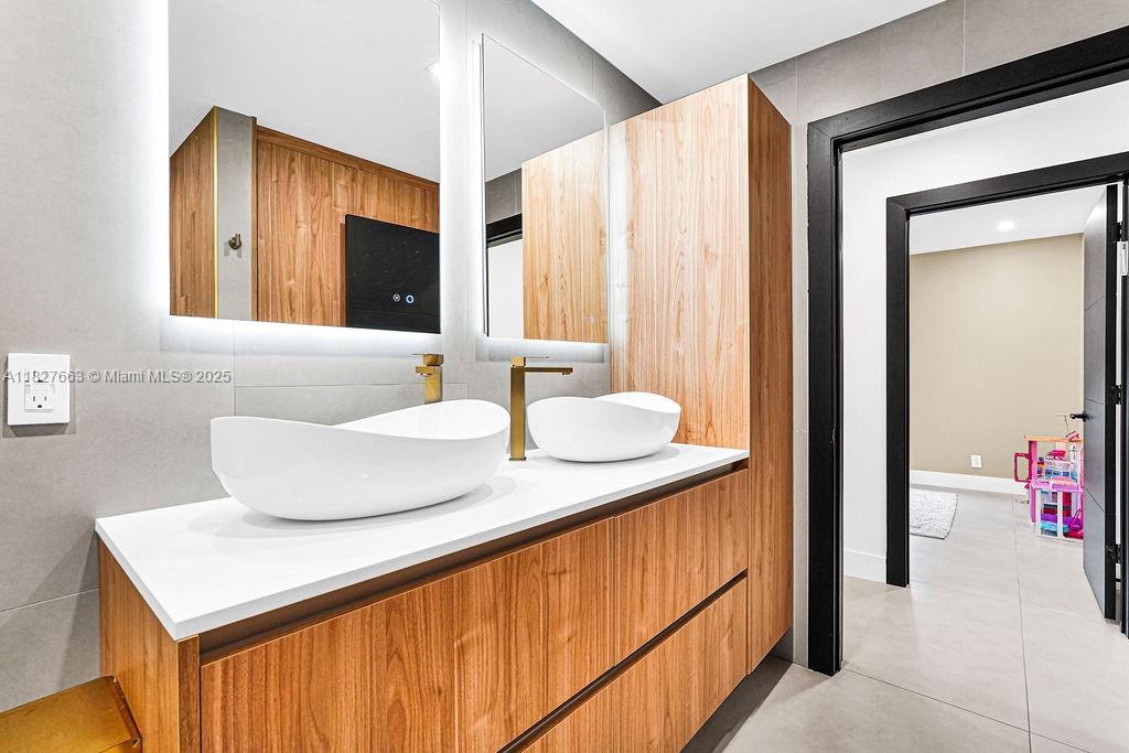 EMBASSY LAKES PHASE II - Residential