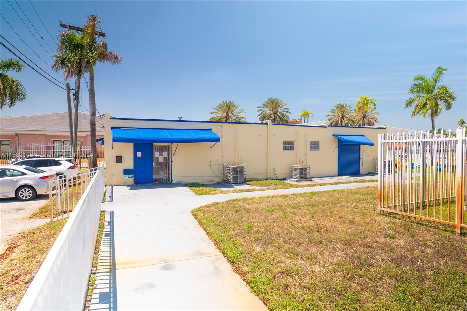 Main image without alt text