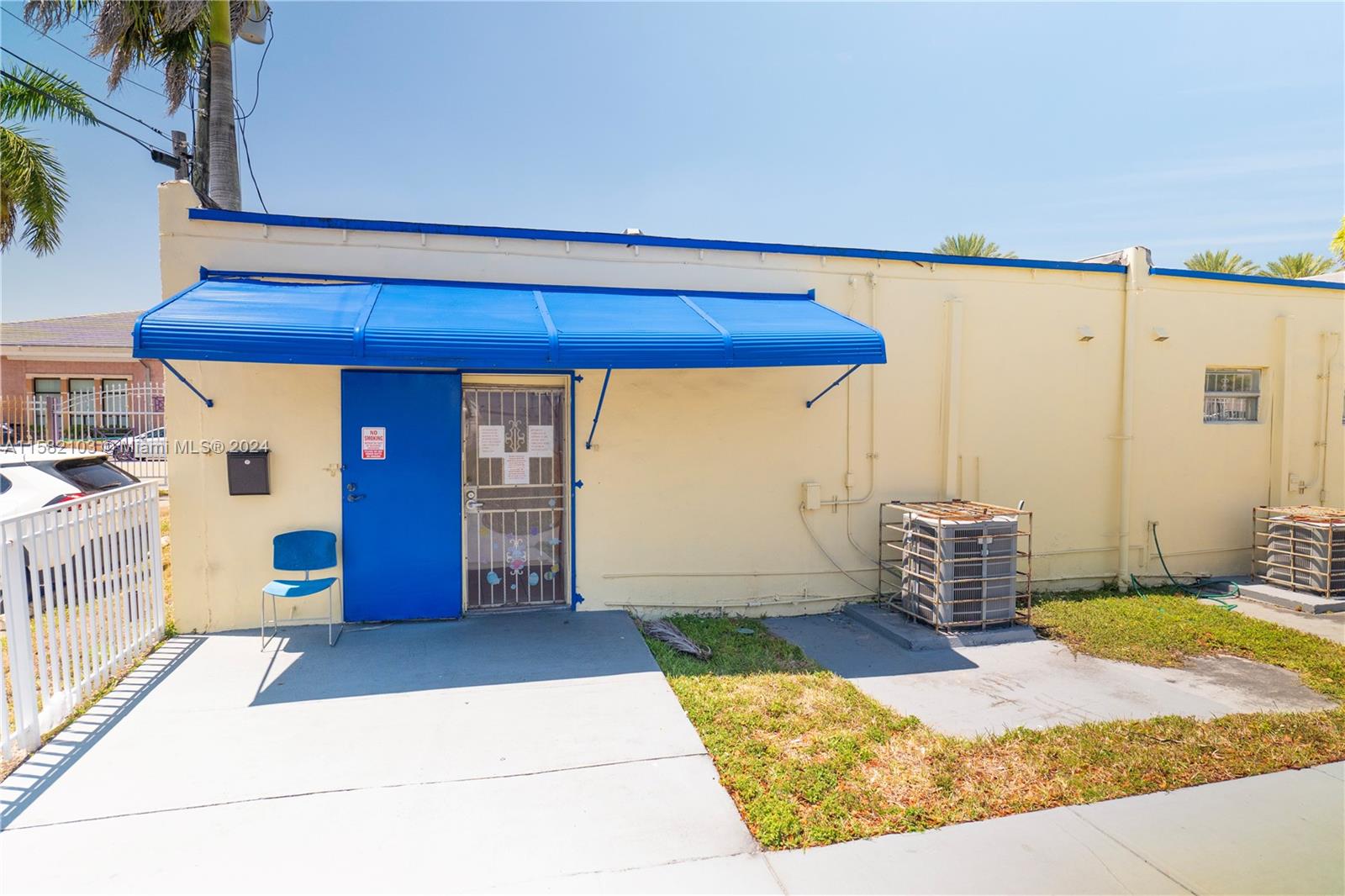 Main image without alt text