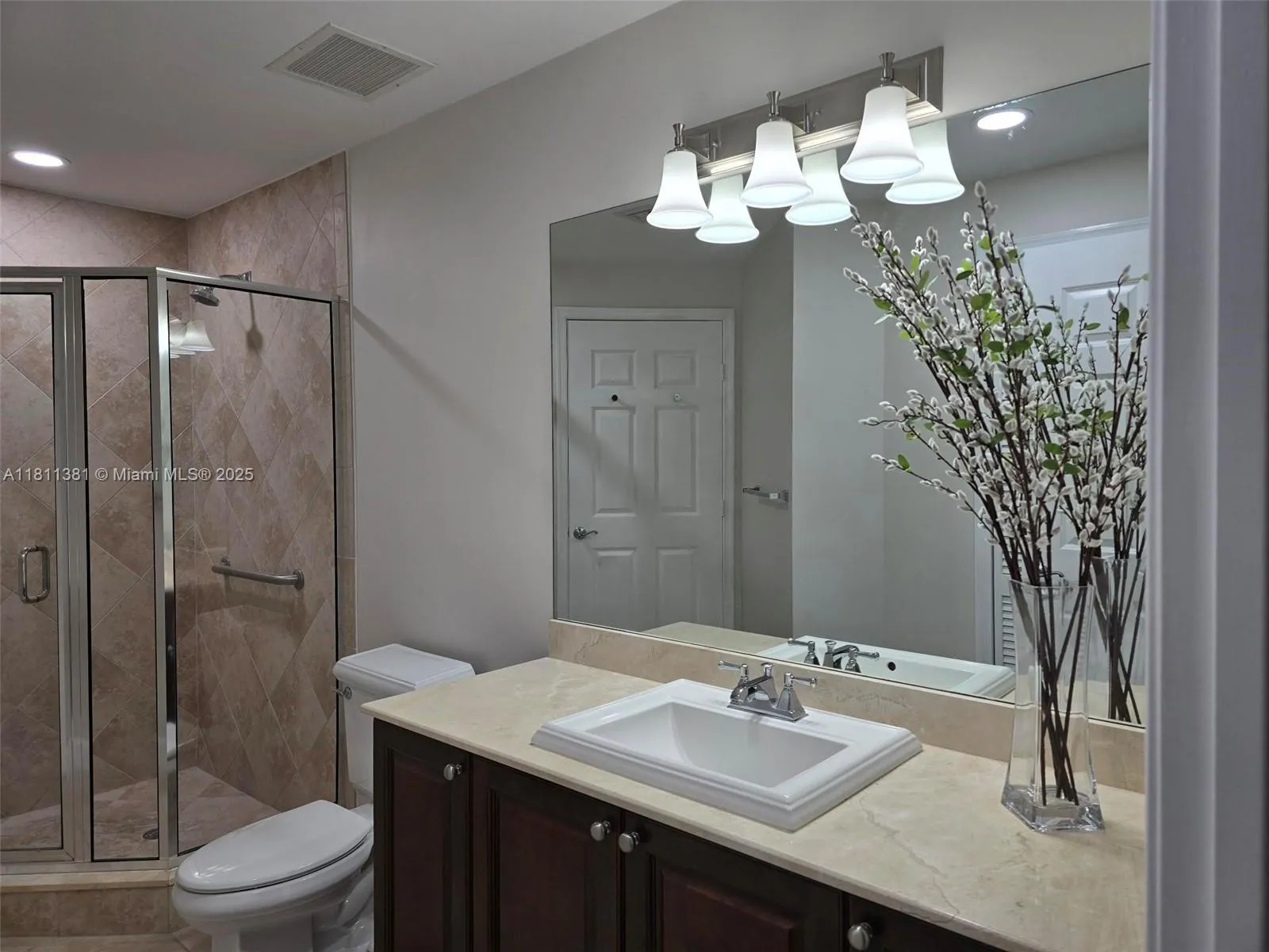 Coral Gables, Florida 33134, United States, 2 Bedrooms Bedrooms, ,2 BathroomsBathrooms,Residential,Active,139943