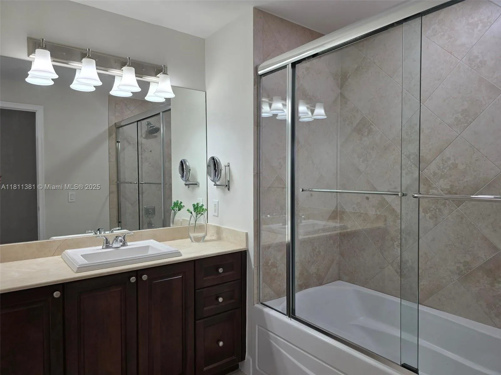 Coral Gables, Florida 33134, United States, 2 Bedrooms Bedrooms, ,2 BathroomsBathrooms,Residential,Active,139943