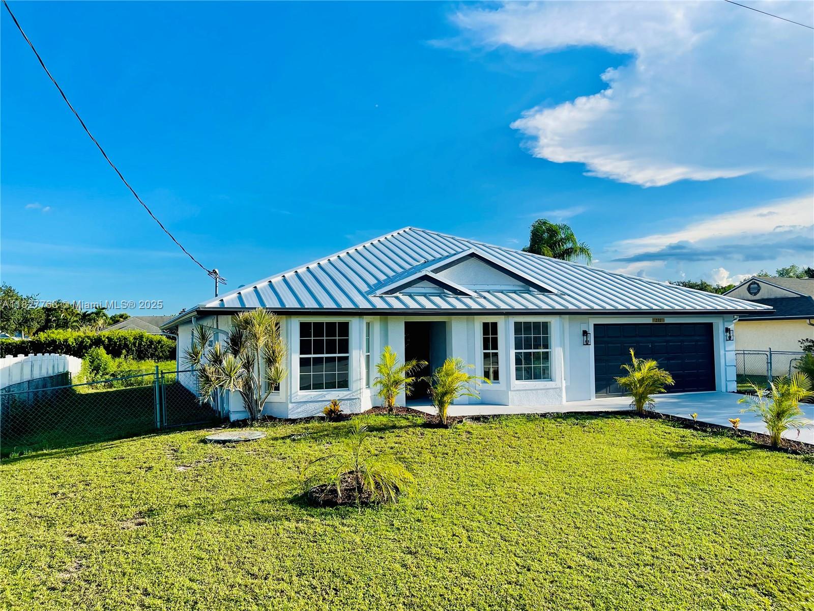 272 SW Oakridge Dr