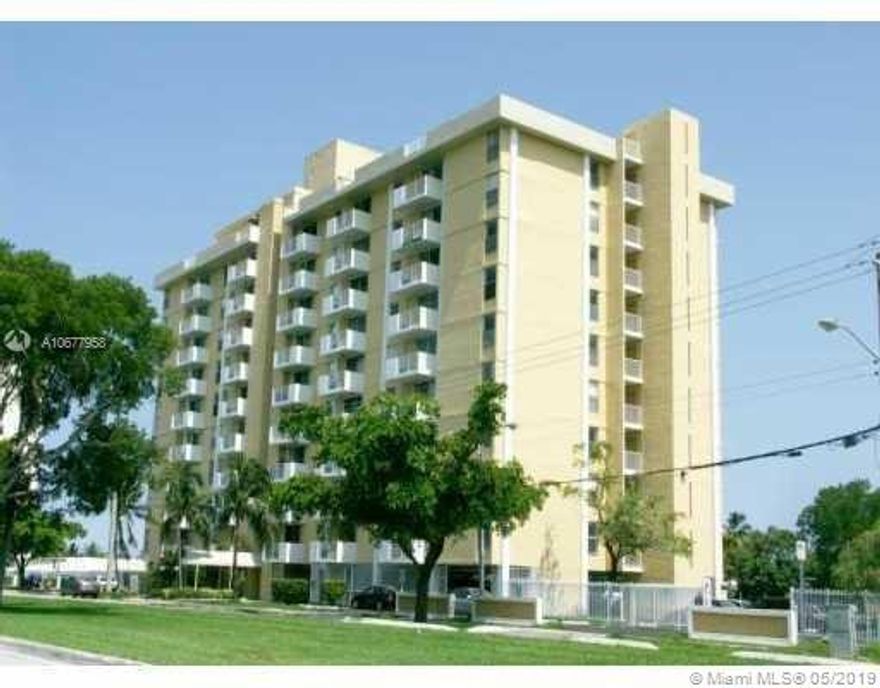 Gorgeous 2/2 condo, with water view. Very well located near a very centralized area on wide direct ocean access canal, near to FIU. Biscayne Boulevard, restaurants, and the beach. Porcelain floors, upgraded kitchen with granite countertops and stainless steel appliances. Beautiful modern bathrooms
You must see it!, you will like it!.