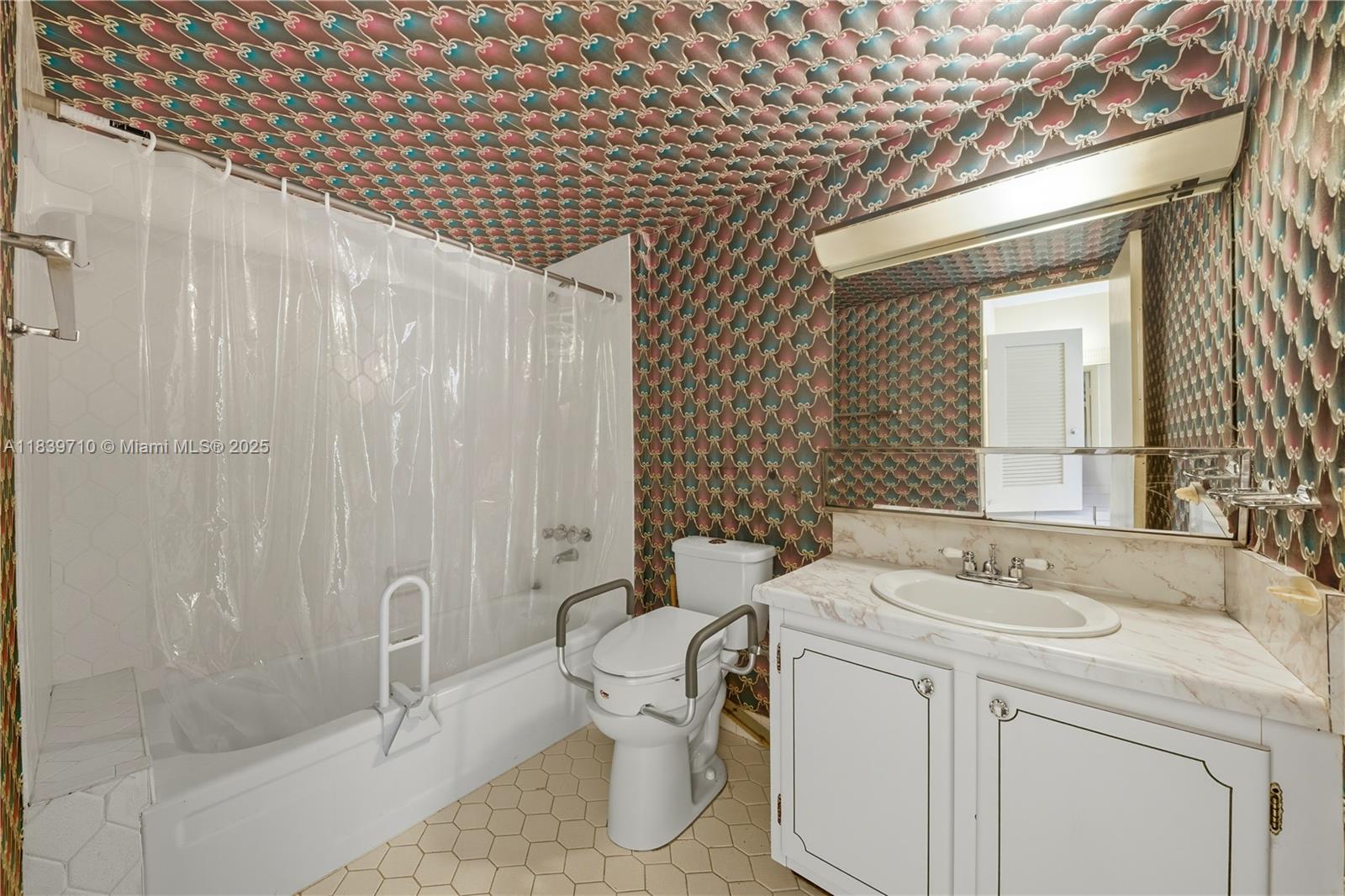 PLAZA TOWERS SOUTH CONDO - Residential