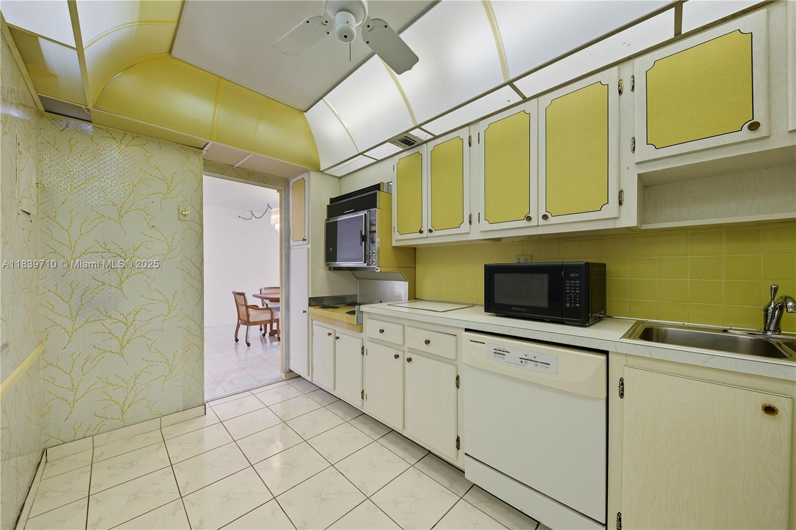 PLAZA TOWERS SOUTH CONDO - Residential