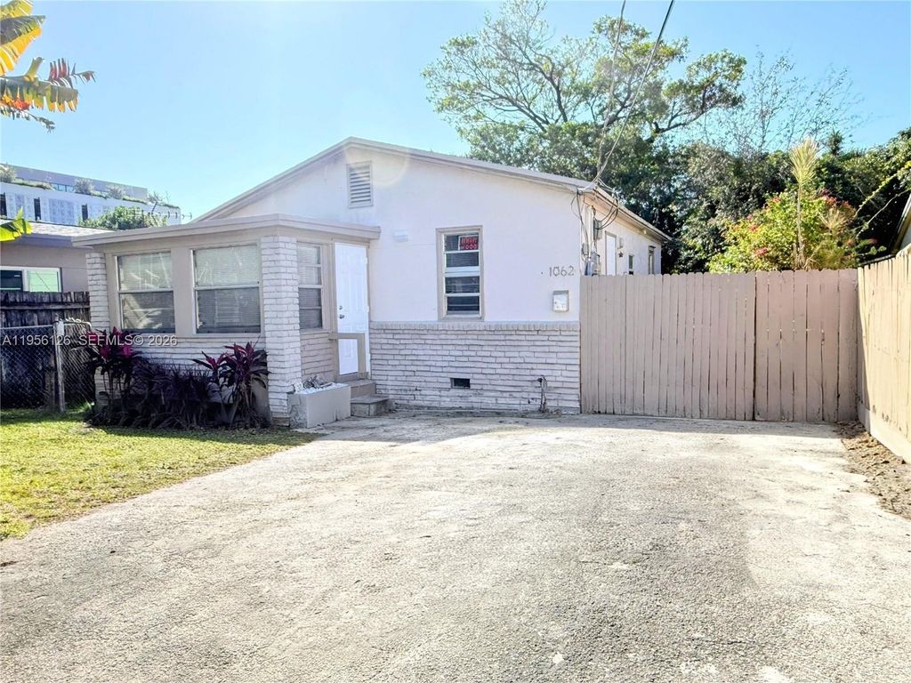 Photo of 1062 NE 38th St #Main, Oakland Park, FL 33334 (MLS # A11956126)