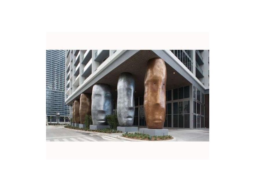 Spectacular rental in one of Brickell's most sought-after buildings. Beautiful views of Miami River and Miami Circle. Very spacious with white porcelain floors throughout, even on balcony. Top-of-the-line appliances. The Icon offers 5-star amenities with  spectacular pool, gym and renowned spa. This unit comes with its own parking space. Excellent floor plan.