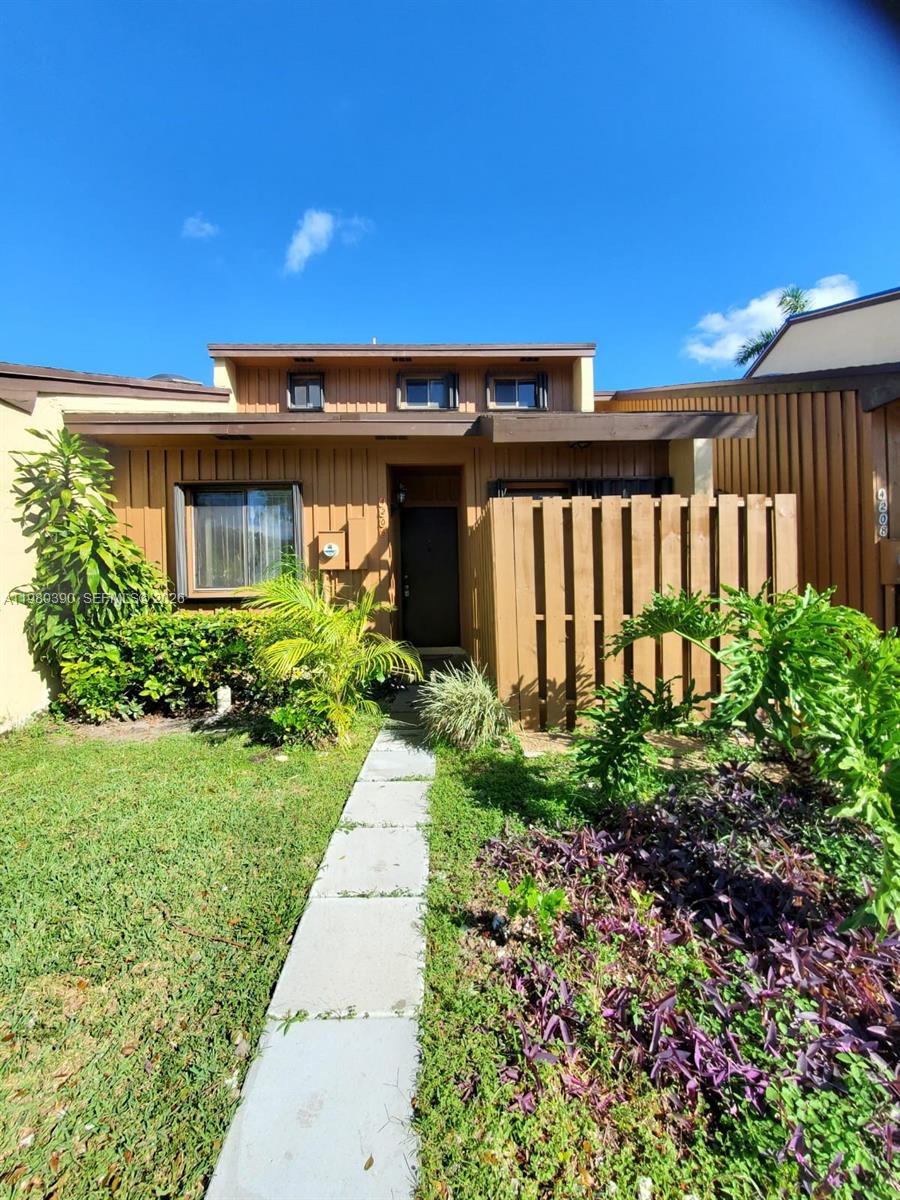 PINE ISLAND LAKES TOWNHOM - Residential Lease