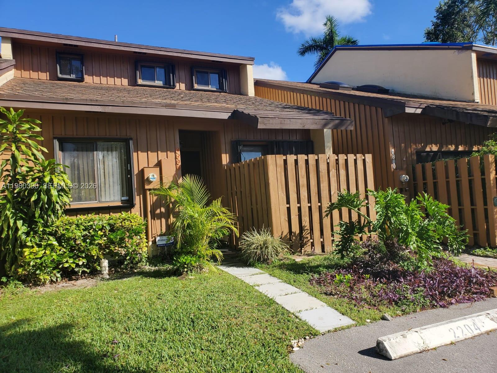 PINE ISLAND LAKES TOWNHOM - Residential Lease