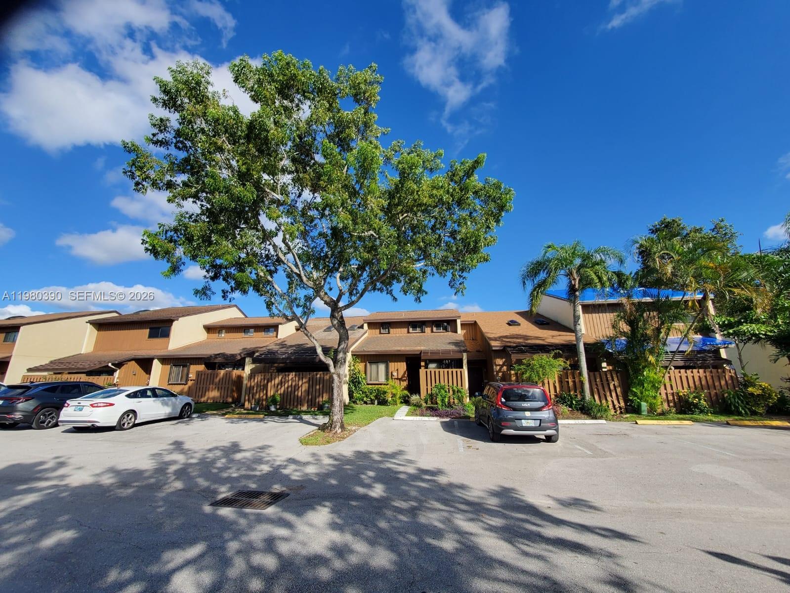 PINE ISLAND LAKES TOWNHOM - Residential Lease