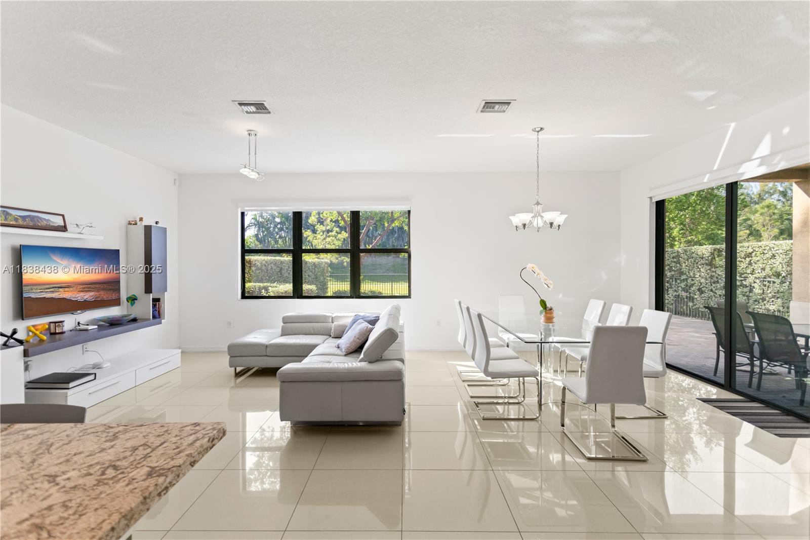 CHAMPION LAKES - Residential