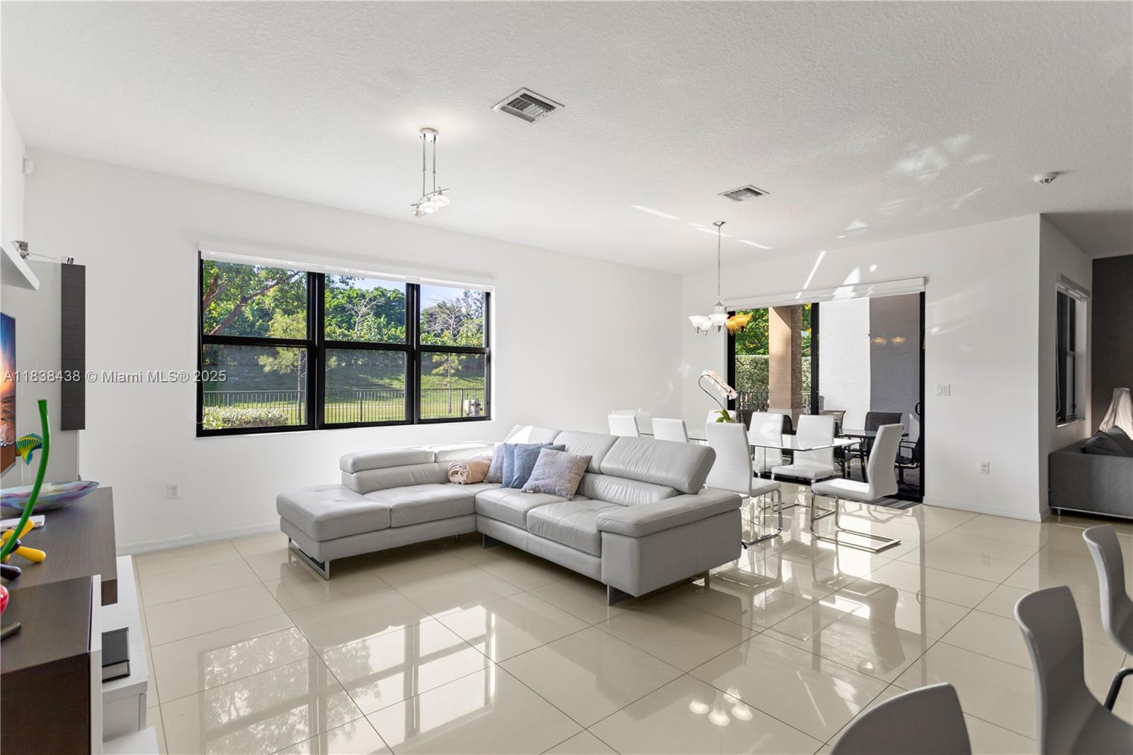 CHAMPION LAKES - Residential