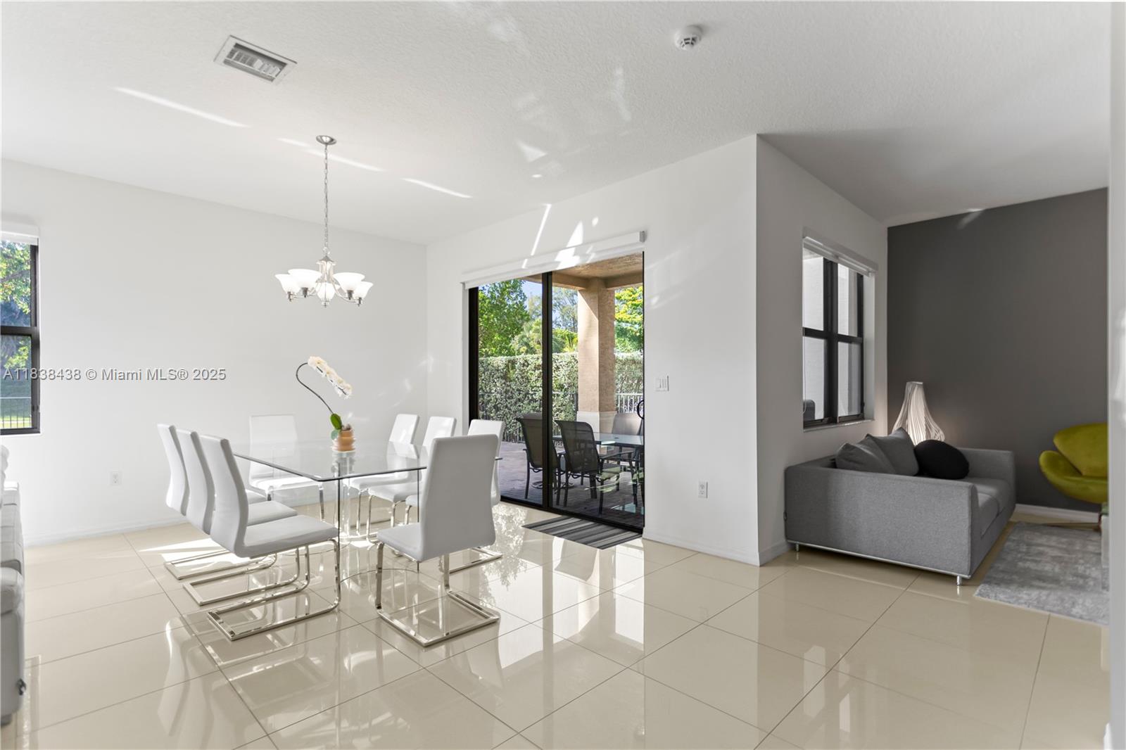 CHAMPION LAKES - Residential