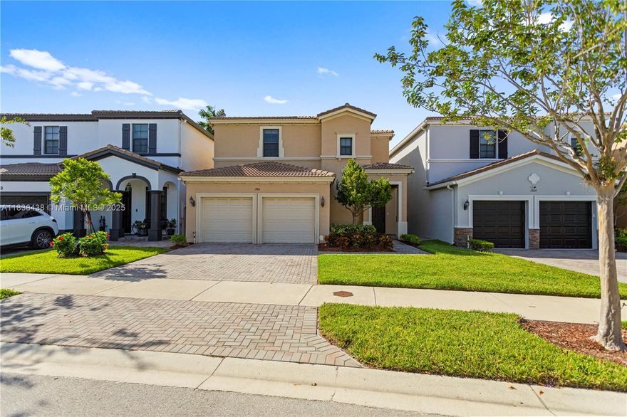 Discover this spectacular property in Aventura Isles, featuring 4 bedrooms and 2.5 bathrooms, a private pool, and everything you need to live in comfort: Gated community with 24/7 security, Private pool and green areas, Tennis court and walking trails, Spacious and bright living spaces