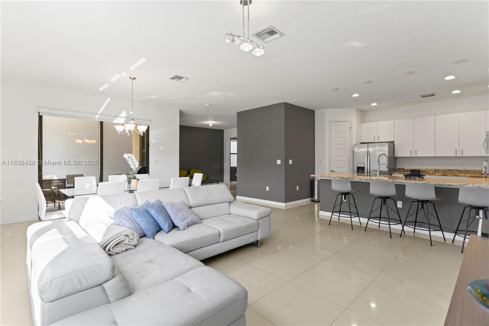 CHAMPION LAKES - Residential