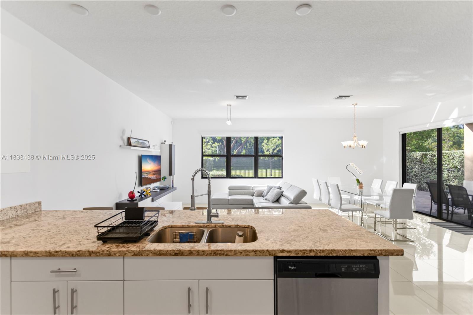 CHAMPION LAKES - Residential