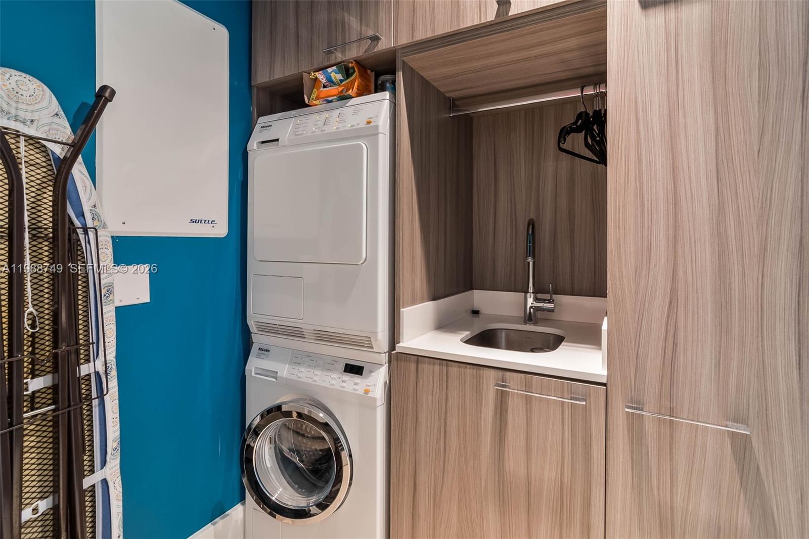 THE CARIBBEAN CONDO - Residential Lease