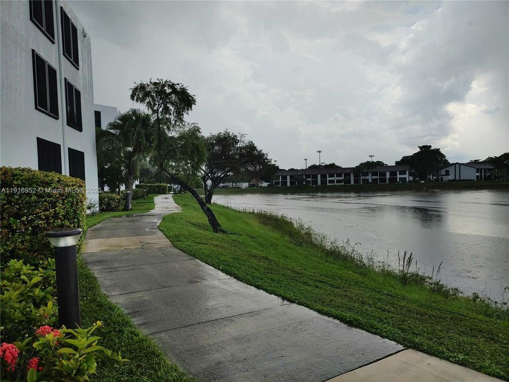 Photo of 212 Lake Pointe Dr #112, Oakland Park, FL 33309 (MLS # A11916952)