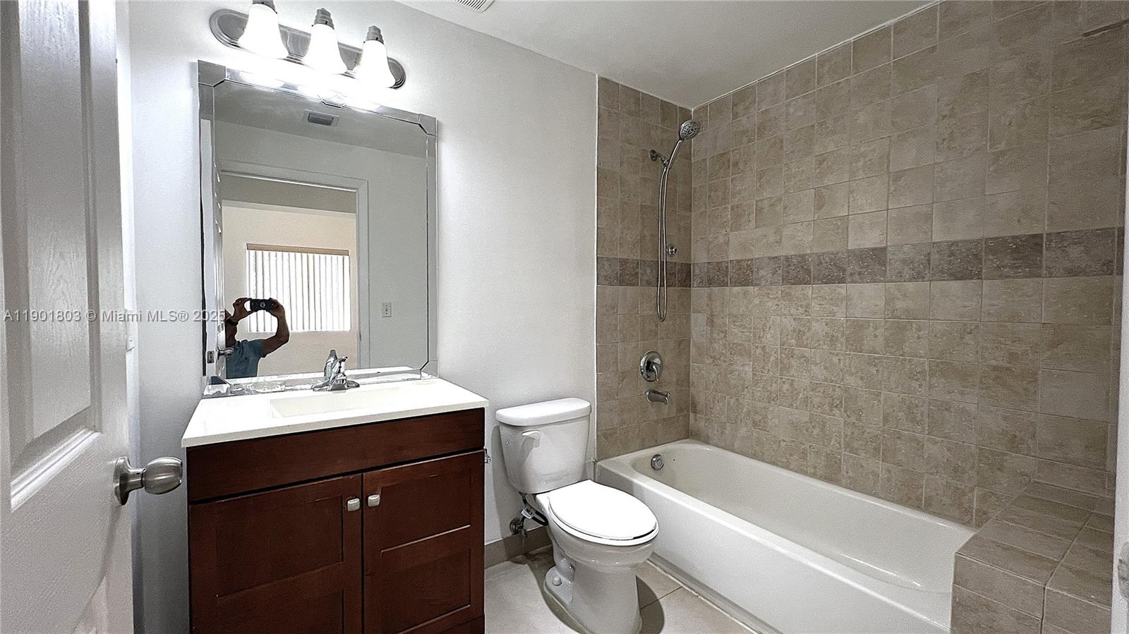 AVACADO PARK - Residential Lease