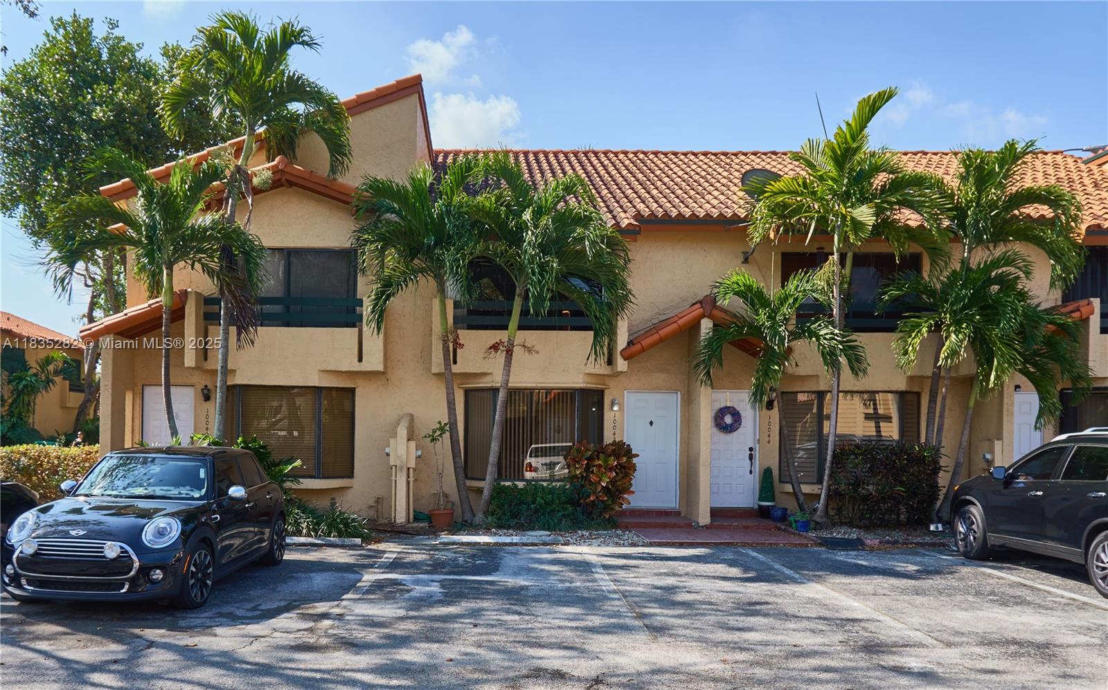 Great location Rarely available 3 bed, 2.5 baths in gated community, walking distance to Target & Wholefoods, with easy access to major highway and public transportation, 24/7 security, ceramic floors and updated kitchen. Please note applicants must pay $75 for credit report and background check.