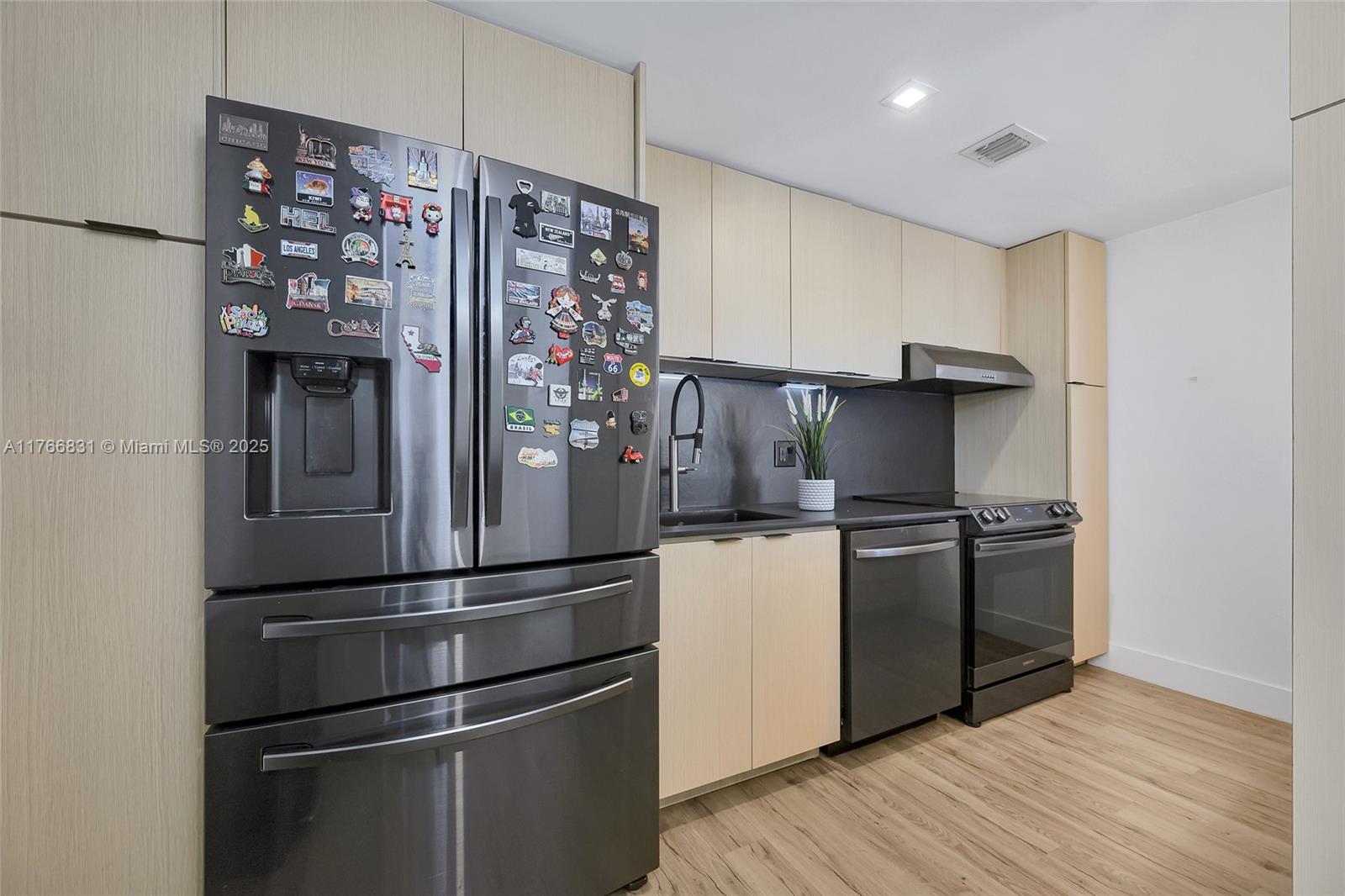 1800 BISCAYNE PLAZA CONDO - Residential