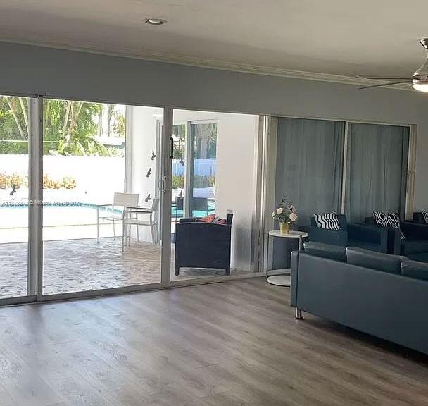 HOLLYWOOD LAKES SECTION - Residential