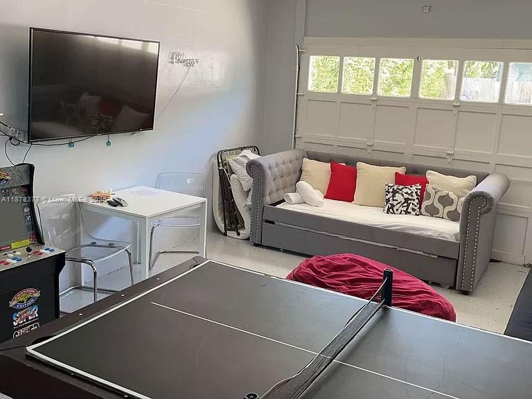 HOLLYWOOD LAKES SECTION - Residential