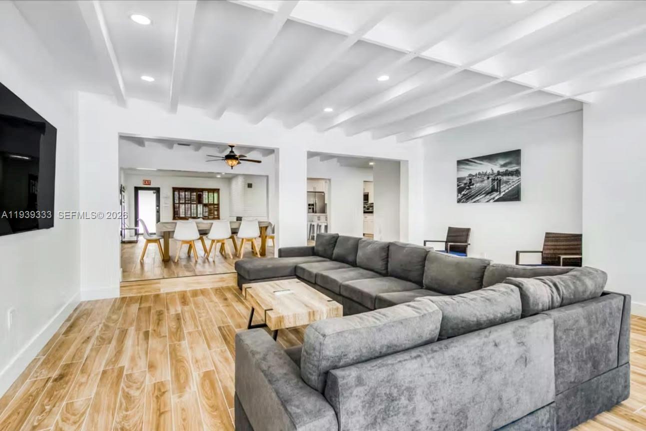 HOLLYWOOD LITTLE RANCHES - Residential Lease