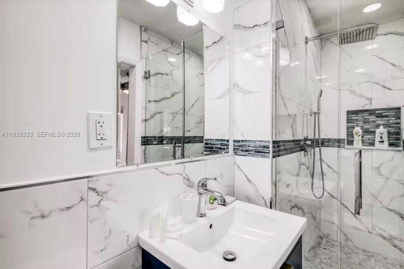 HOLLYWOOD LITTLE RANCHES - Residential Lease