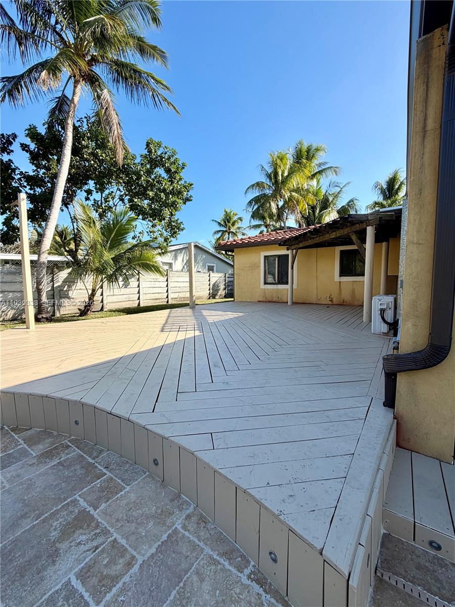 HOLLYWOOD LITTLE RANCHES - Residential Lease