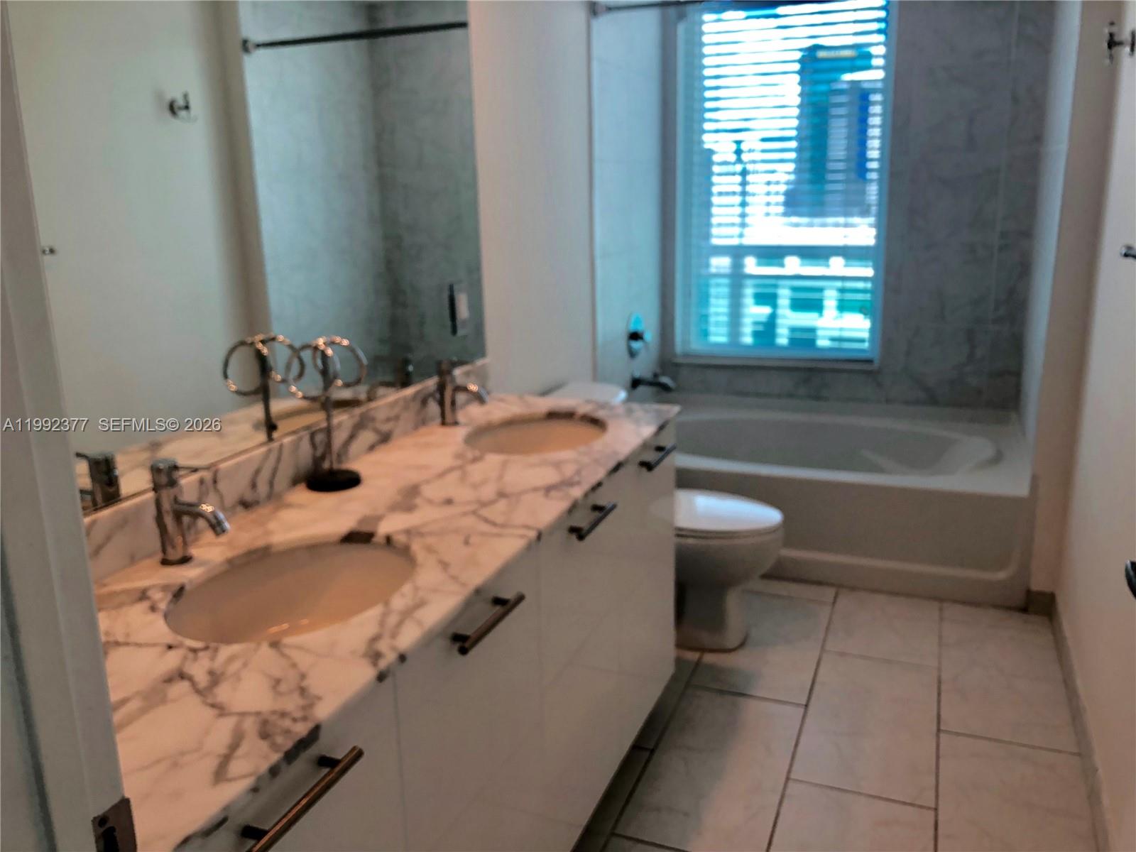 THE PLAZA 901 BRICKELL CO - Residential Lease