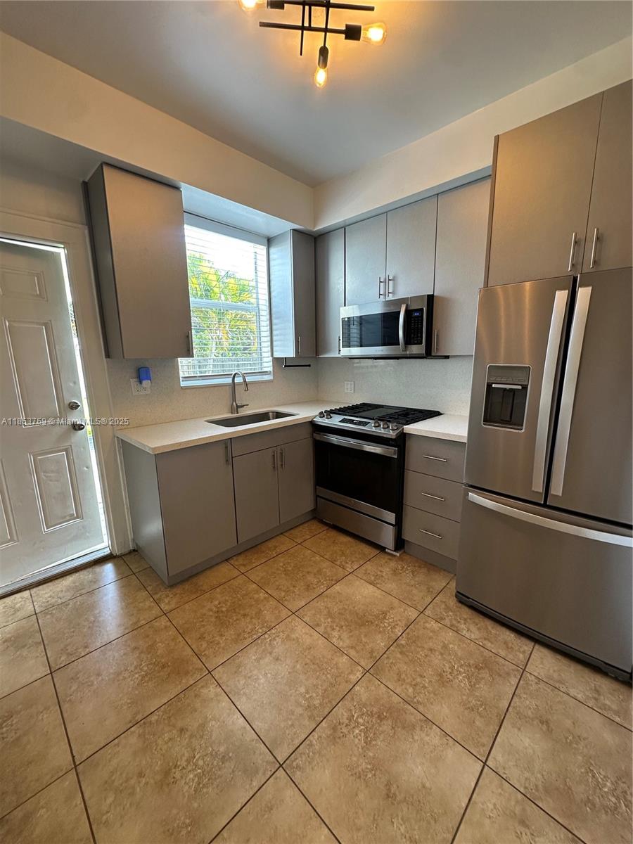 Only 2 deposits to move in, the same day approval!
Amazing location, electricity, water, gas and loan care are included. large fenced yard, pets are welcome.