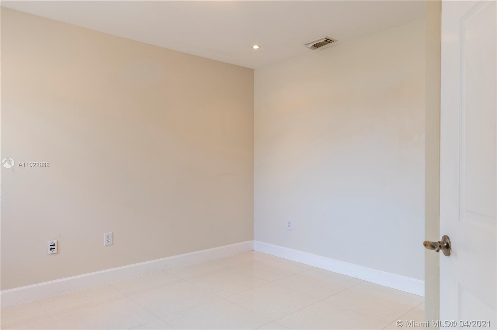 REGATTA POINTE CONDO NO E - Residential