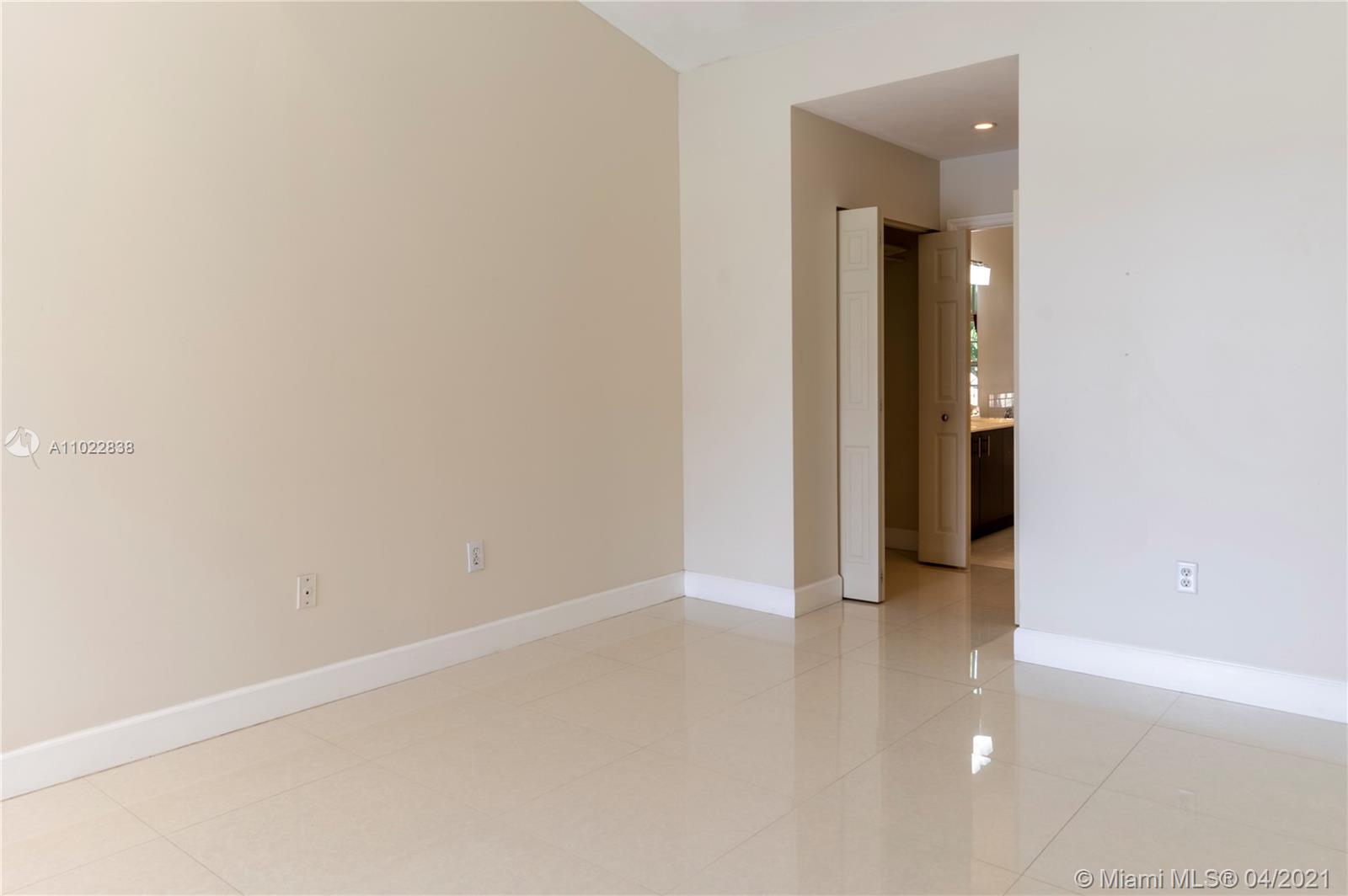 REGATTA POINTE CONDO NO E - Residential