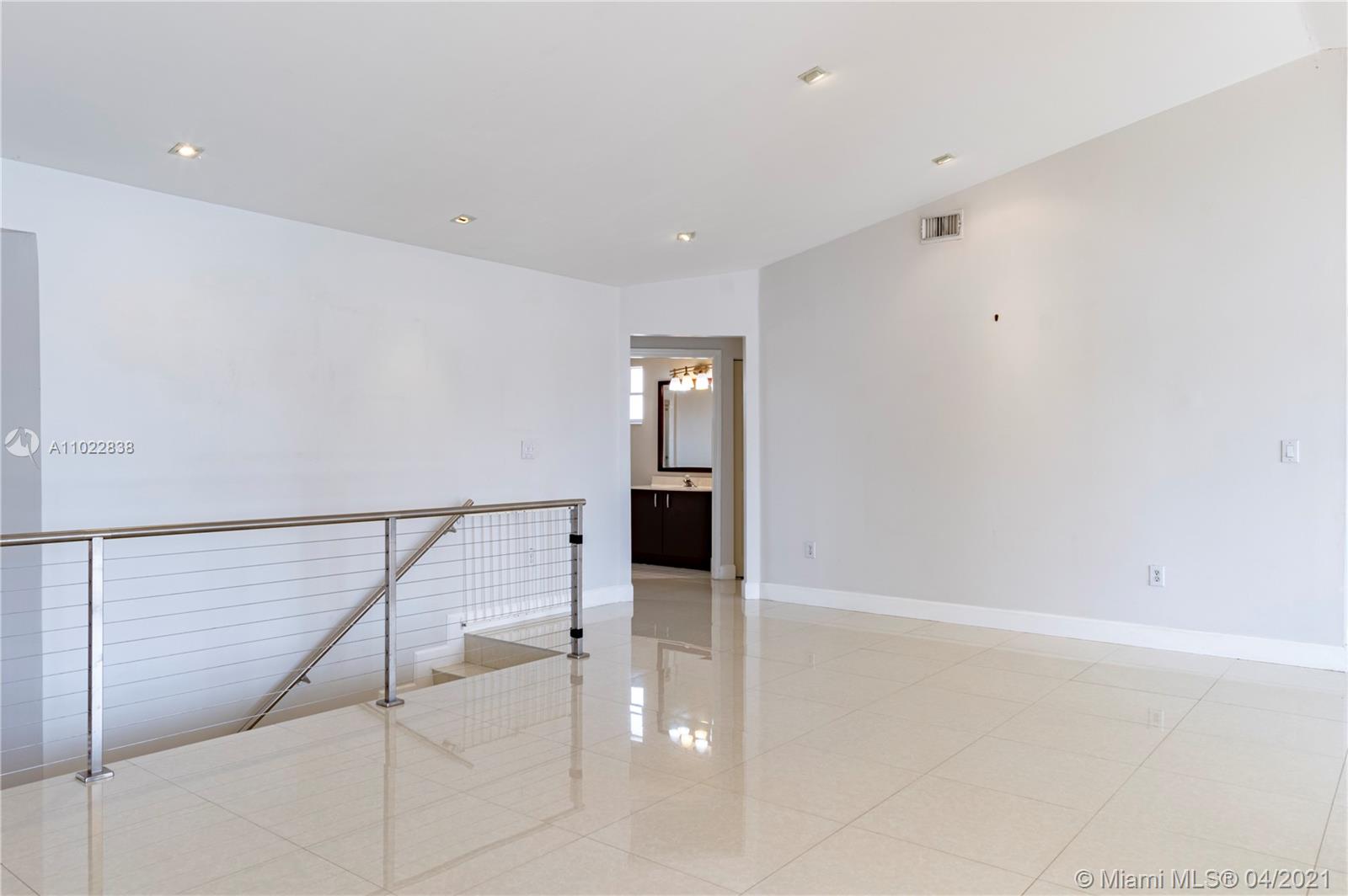 REGATTA POINTE CONDO NO E - Residential