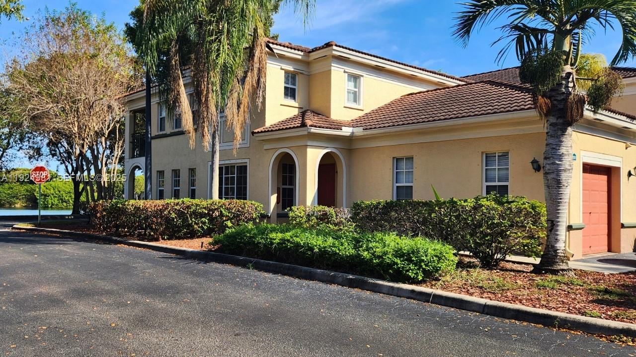 2557 Centergate Dr 101