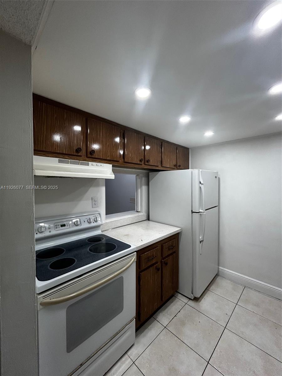 PROMENADE AT KENDALE LAKE - Residential Lease