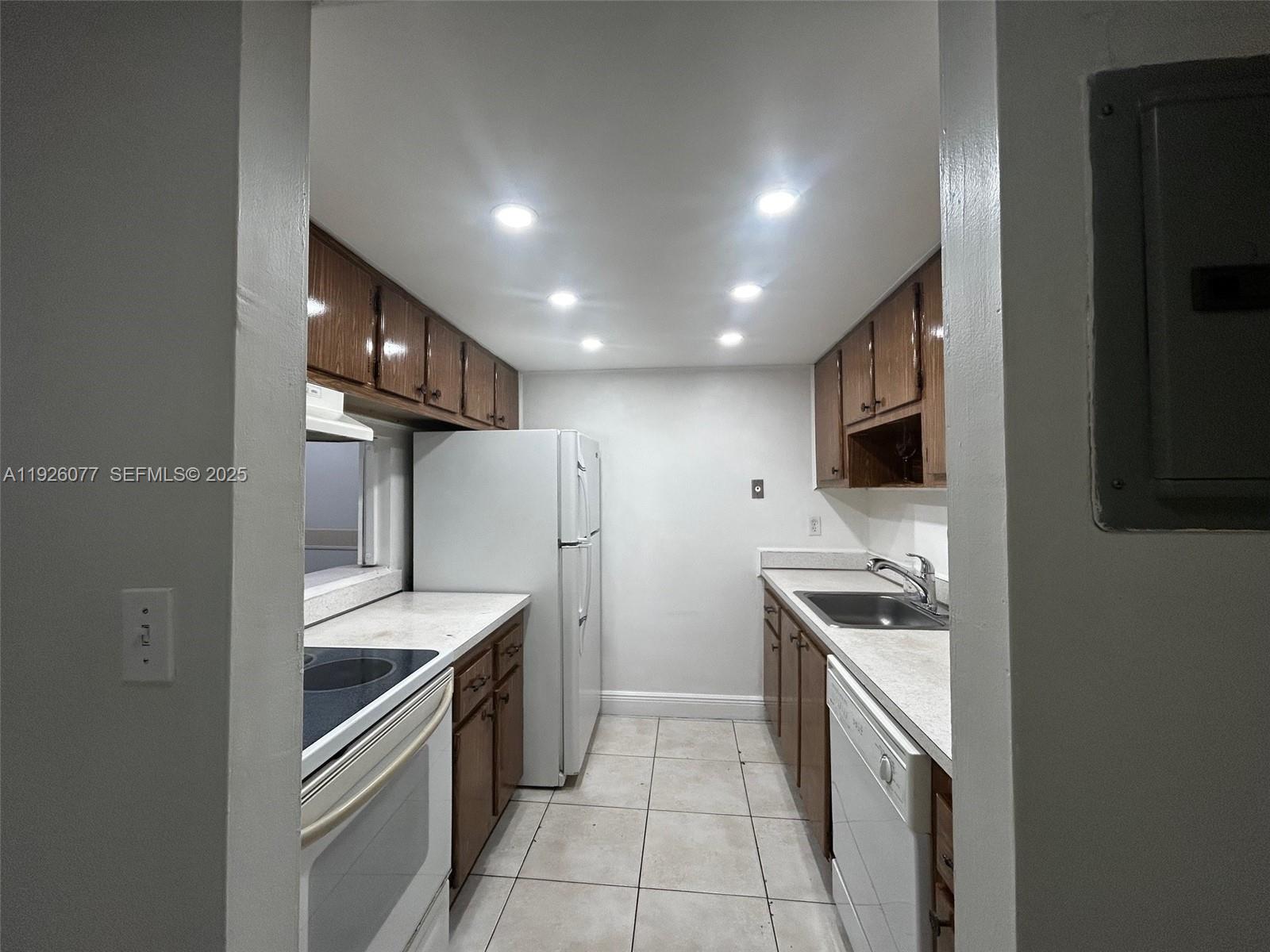 PROMENADE AT KENDALE LAKE - Residential Lease
