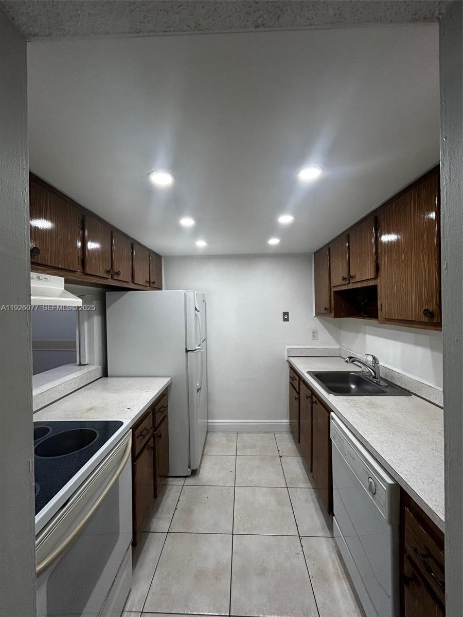PROMENADE AT KENDALE LAKE - Residential Lease