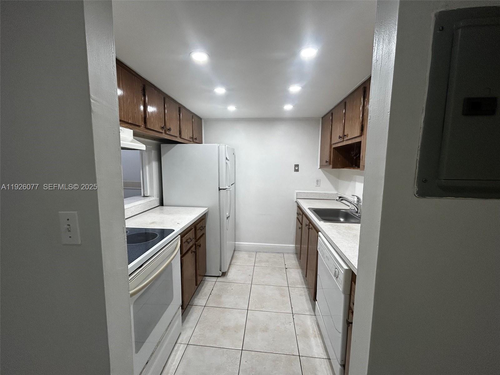 PROMENADE AT KENDALE LAKE - Residential Lease