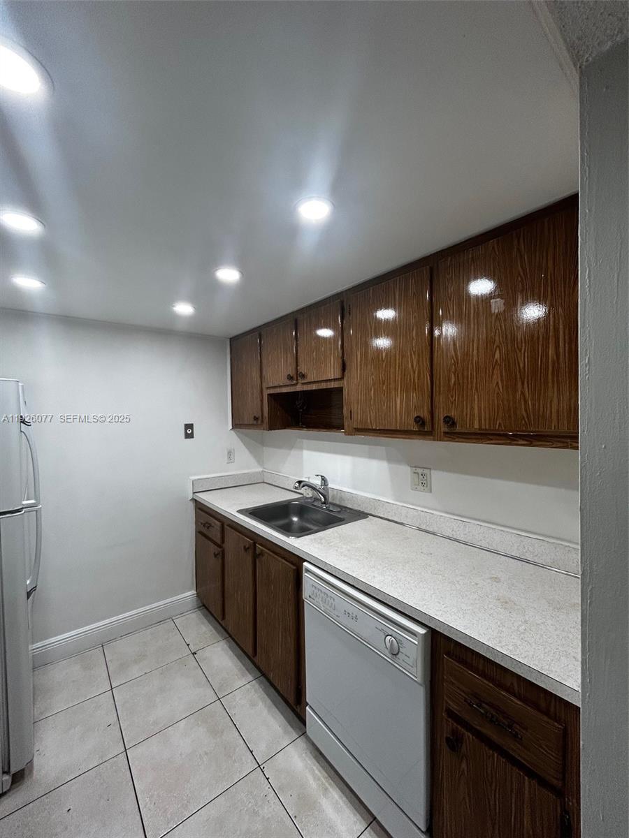 PROMENADE AT KENDALE LAKE - Residential Lease