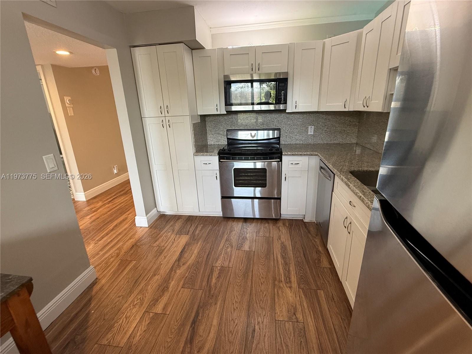 RACQUET CLUB APTS AT BONA - Residential