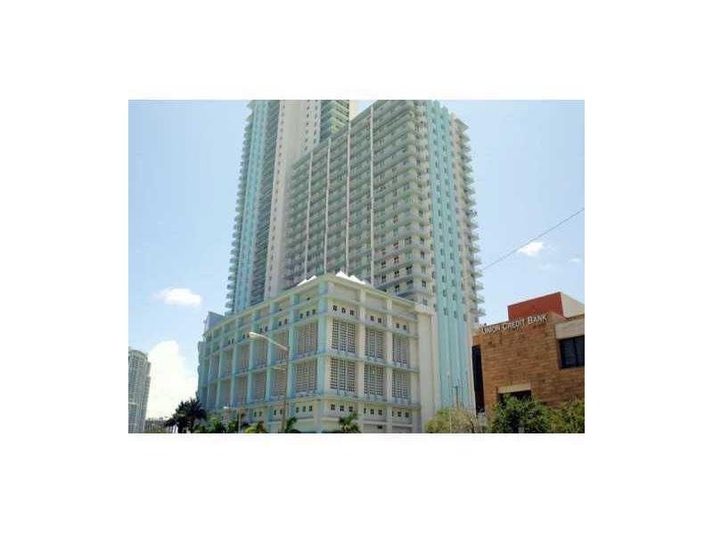 EAST SKYLINE VIEW, LARGE BALCONY FULLY FURNISHED. LIVE IN BRICKELL, ONLY STEPS TO MARY BRICKELL CLOSE SHOPPING, VERY WIDE BALCONY. BUILDING WITH ALL AMENITIES. FULLY FURNISHED.